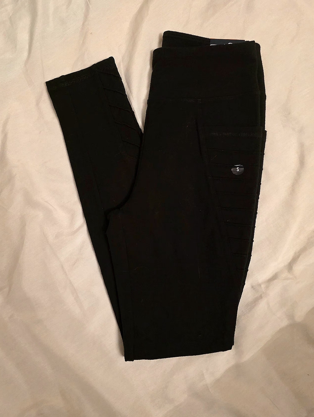 Hollister Ultra High-Rise Jersey Leggings in Black - Picture 3 of 4